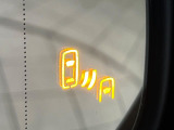 【ブラインドスポットモニター】走行中、ドアミラーの死角になりやすい箇所に後続車が接近するとサイドミラーのレンズに警告を表示!ドライバーに注意喚起をしてくれます。