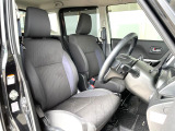 運転席まわりには十分なスペースがあり、大柄な方でもゆったり運転していただける環境です。