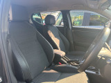 フロントシートのお写真です。 広い足元と、ゆったり座れるシートは長時間の運転でも疲れにくくなっております♪