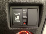 左側電動スライドドアは運転席からでも操作ができるように、ハンドル付近に開閉の操作スイッチが付いています。