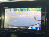 【バックカメラ】駐車時に後方がリアルタイム映像で確認できます。大型商業施設や立体駐車場での駐車時や、夜間のバック時に大活躍!運転スキルに関わらず、今や必須となった装備のひとつです!