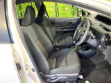運転席まわりには十分なスペースがあり、大柄な方でもゆったり運転していただける環境です。