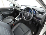 シンプルで使いやすいデザインの運転席です。