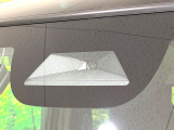 【ホンダセンシング】走行中に前方の車両等を認識し、衝突しそうな時は警報とブレーキで衝突回避と被害軽減をアシスト。より安全にドライブをお楽しみいただけます。