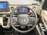 インテリアに合わせたデザインのステアリングは、運転される方のことも考え、運転しやすい形状、大きさです。是非一度、実際に触ってお確かめください。