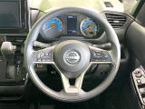 インテリアに合わせたデザインのステアリングは、運転される方のことも考え、運転しやすい形状、大きさです。是非一度、実際に触ってお確かめください。