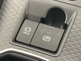 【電動パーキングブレーキ】パーキングブレーキは便利な電動式!ボタン一つで操作でき、アクセルを踏めば自動で解除されます♪レバーやペダルが無いので運転席廻りもすっきりしますね♪