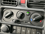 寒い冬も暑い夏も全席に快適な空調を届けてくれる、ダイヤル式エアコンを装備♪
