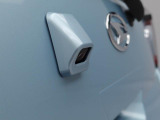 このお車はバックカメラが付いています。ナビをつければ連動できます。バックの操作が楽になります。