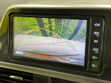 【バックカメラ】駐車時に後方がリアルタイム映像で確認できます。大型商業施設や立体駐車場での駐車時や、夜間のバック時に大活躍!運転スキルに関わらず、今や必須となった装備のひとつです!