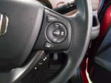 ハンドル右側にはクルーズコントロールのスイッチが装備され、運転中の操作も安心して行えます。