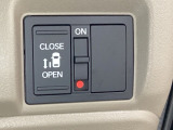 左側電動スライドドアは運転席からでも操作ができるように、ハンドル付近に開閉の操作スイッチが付いています。