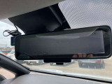 スマートルームミラー◆積載物などで、さえぎられがちなルームミラーの後方視界。車内状況に関わらず車両後方にあるカメラの映像をルームミラーに映し出します!もちろん夜や悪天降雨でもクリアな後方視界を確保!