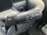 車外の明るさに応じでライトを点灯、消灯してくれるオートライト機能です☆お天気の良い昼間のトンネル走行などオートにしてると便利で安心です☆エンジン停止時にライトの消し忘れも無くなります☆