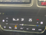 【オートエアコン】一度お好みの温度に設定すれば、車内の温度を検知し風量や温度を自動で調整。暑い&hellip;寒い&hellip;と何度もスイッチ操作をする必要はありません。快適な車内空間には必須の機能ですね♪