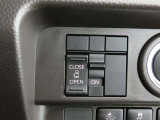 片側パワースライドドアのスイッチも付いています。車内からもスイッチひとつで楽にドアの開閉が可能です。電動なので開閉時に力を使う必要がなく、半ドアになることもありません!