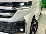 【LEDヘッドライト】悪天候や夜間走行時も良好な視界を確保し安心して運転できる高輝度LEDヘッドライトを装備!点灯速度が早く、消費電力も抑えられています。