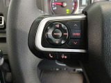 ステアリングには運転中でも簡単に操作できる各種スイッチついてます