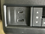 USBチャージャー搭載。スマートフォンなどの充電にとっても便利です。