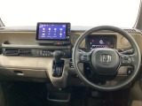 車内は光触媒抗菌消臭施工済です。スタイリッシュなデザインでスポーティなインパネ周りを演出します。グローブボックスやカップホルダーのほかにトレーなどたくさんの収納スペースが付いています。