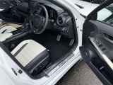 F・SPORT専用アルミ製スポーツペダル&フットレスト。