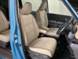 運転席は、大きな座面と包み込むような背もたれがドライバーの身体全体をしっかり支えます。上質なシート素材と座り心地のよいクッションを採用し、長時間の運転やコーナーの多い道も快適です。