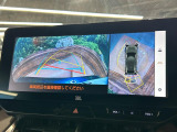【パノラミックビューモニター】専用のカメラにより、上から見下ろしたような視点で360度クルマの周囲を確認することができます☆死角部分も確認しやすく、狭い場所での切り返しや駐車もスムーズに行えます。