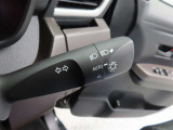 スイッチをオートに設定しておけば、車外の明るさに応じて自動的にヘッドランプを点灯・消灯します。夕暮れ時やトンネルの続く山道などを走行する時に便利なコンライトを装備しています。