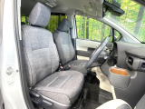 運転席まわりには十分なスペースがあり、大柄な方でもゆったり運転していただける環境です。