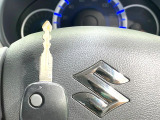 【キーレス】少し離れた場所からでもボタン一つでドアの開錠・施錠ができるのでとっても便利!ドアの鍵穴周りに傷をつけることもありません♪