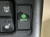 【eコンスイッチ】低燃費運転をサポートするECONモード。スイッチをONすると、エンジンやトランスミッション、A/Cなどを協調制御し、燃費の向上に貢献。エコドライブの効果を高めます。