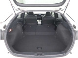 【トランクルーム】荷室の広さも十分です!シートアレンジでシートを畳めば長い荷物だって積めますね。シートアレンジの操作方法など、お気軽にご相談下さい。