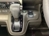 CVT車のセレクトレバーです。低速から高速まで、変速ショックのないスムーズな走りと、エンジン効率のよい領域を維持して燃費にも貢献します。サイドブレーキはスイッチ操作の電子制御パーキングブレーキです。