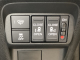 リアドアは乗り降りに便利な両側電動スライドドアです。また運転席に座っていながらスイッチ操作で自在にスライドドアを開け閉めできます。またHondaセンシング用のVSA解除スイッチも装備しています。