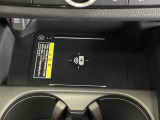 【ワイヤレス充電器】Qi対応のスマートフォンを置くだけで充電ができます。