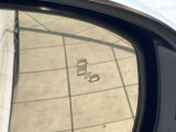 【ブラインドスポットインフォメーション】走行中、ドアミラーの死角になりやすい箇所に後続車が接近するとサイドミラー付近に警告を表示、ドライバーに注意喚起をしてくれます。