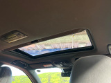 【サンルーフ】開放感たっぷりの希少装備、サンルーフが装着されています!車内に明かりを取り入れたり景色を楽しむ以外にも、車内の空気も簡単に換気できて快適です!