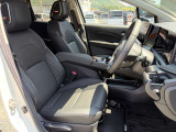 大型アームレストが付いてて長距離運転も楽です