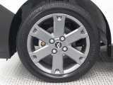 15インチアルミホイール(ガンメタ塗装)が装着されています。タイヤサイズ165/55R15