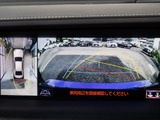 パノラミックビューモニターを装備!上から車両を見下ろしたような映像をナビ画面に表示できます。車両前後左右に搭載した4つのカメラ映像を継ぎ目なく合成!目視では見えない部分もリアルタイムで見れます。