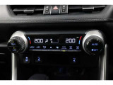 運転席と助手席、それぞれ温度調節ができ、オールシーズン快適なオートエアコンとなっております!