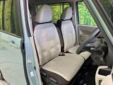 運転席まわりには十分なスペースがあり、大柄な方でもゆったり運転していただける環境です。