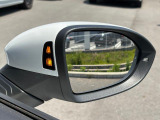 レーンチェンジアシスト。後方死角ゾーンの車両を検知することで、インジケーターが点灯、ドライバーに注意を促します。