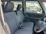 運転席まわりには十分なスペースがあり、大柄な方でもゆったり運転していただける環境です。