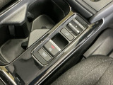 停車中にブレーキペダルを踏み続けなくてもブレーキ保持ができるオートマチックブレーキホールド機能もついております。運転席からも助手席からも自由に使えるドリンクホルダー付。