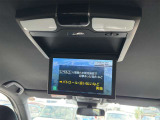 【フリップダウンモニター】後席用フリップダウンモニターを装備。天井から展開する大画面で、後席でも映像コンテンツを快適に楽しめます。ロングドライブ時の快適性を高める装備です。