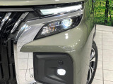 【LEDヘッドライト】悪天候や夜間走行時も良好な視界を確保し安心して運転できる高輝度LEDヘッドライトを装備!点灯速度が早く、消費電力も抑えられています。