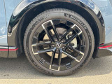 【純正アルミホイール】純正設計ならではの美しいデザインと精密な仕上げで、車両全体のスタイリングを引き立てます。