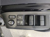 パワーウィンドウのスイッチですよ。 運転席に居ながら窓を開け閉めのコントロールできますよ。 ロック機能で、子供がイタズラして窓を開けるという事も無くなりますよ。
