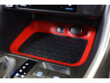 USB充電器や様々な電気製品の電源供給ポートとしてアクセサリーソケットを装備しています。スマホやタブレットなどの給電に便利なアイテムです。充電中のスマホなどの置き場に便利なトレイも備えています。